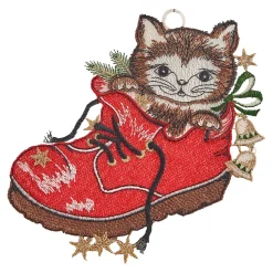Fensterbild-Stickerei aus Plauener Spitze Katze im Weihnachtsschuh